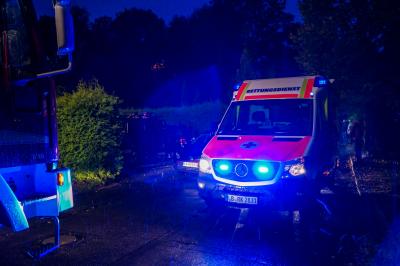 Remseck a.N.: PKW rast in den Garten eines Wohnhauses - Zwei Personen werden schwer verletzt